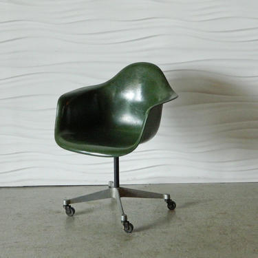 HA-18124 Vintage Eames Fiberglass Arm Chair