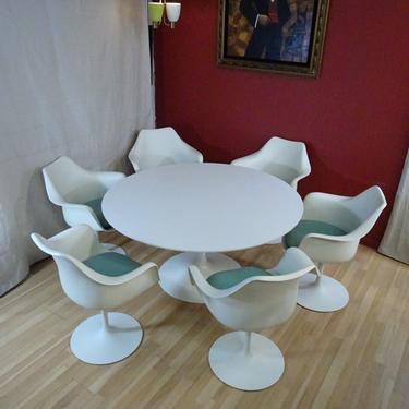 Saarinen pedestal dining table and 6 armchairs by Knoll 
