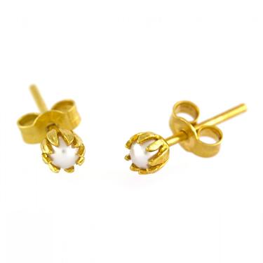 Baby Pearl Chrysanthemum Stud Earrings