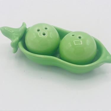 Vintage Adorable Pair Green  Pea and Podt Salt and Pepper Shakers- Unused 