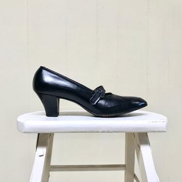 Vintage 1960s Black Leather Mary Janes, 60s Perforated Toe Chunky Heeled Shoes, British Trotters by Altman, Size 8 USA 