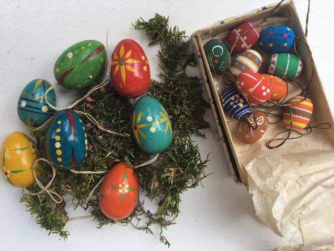 Vintage vintage wooden Easter egg ornament tree decor