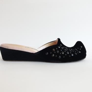 Vintage 50s Studded Boudoir Slippers with Curled Toe/ 1950s Black Velvet Slip On Shoes/ Oomphies/ Size 7 