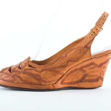 Vintage 1940s 1950s Shoes | 40s 50s Brown Floral Tooled Leather Wedge Slingback Peep Toe Sandals (US 6) 
