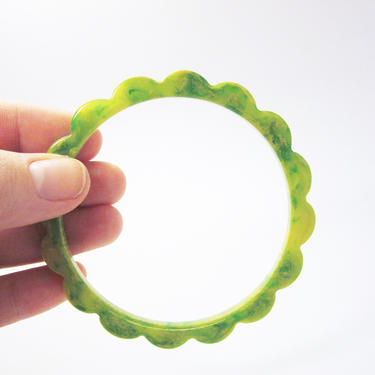 True Vintage Early Plastic Marbled Lemon-Lime Bakelite Green and Yellow Scalloped Daisy Spacer 1/4 Inch Bangle Bracelet 