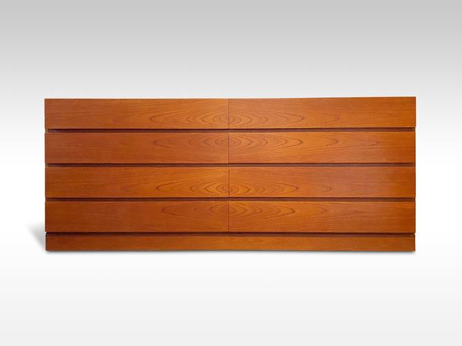 Arne Wahl Iversen for Vinde Mobelfabrik Teak 8 Drawer Dresser, Circa 1970s - Please ask for a shipping quote before you buy. 
