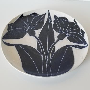 1980s Vintage Hand-Painted Floral Pattern Decorative Pottery Plate 