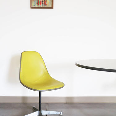 Vintage Eames Herman Miller Swivel Chair in Yellow Naugahyde 