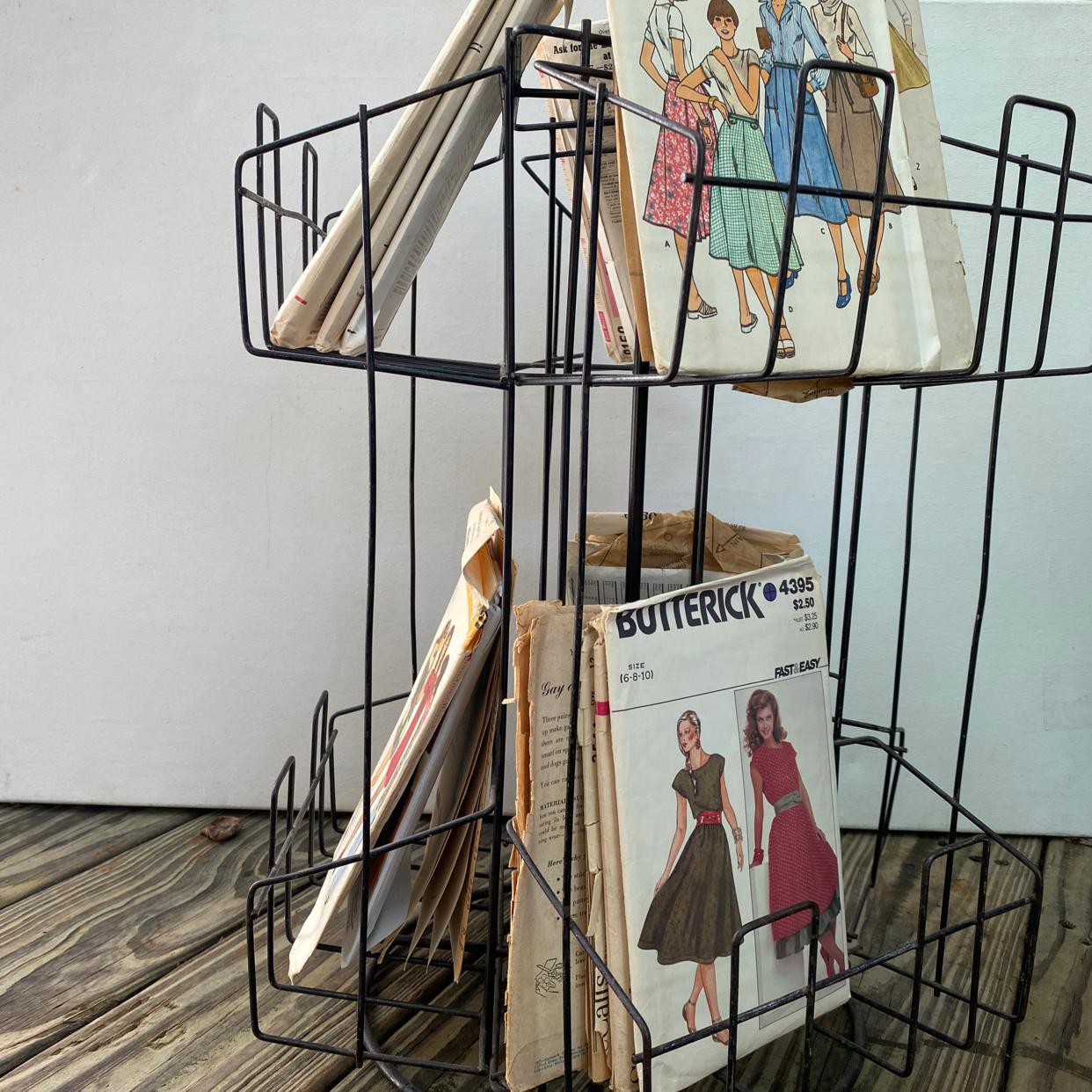 Rusty Shop Rack Vintage Spinning Store Display, Metal Store Rack, Craft | Luckduck ...