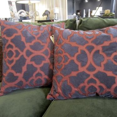 PAIR OF ACCENT PILLOWS