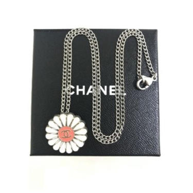 Vintage 90's CHANEL CC Logo Daisy Flower Enamel Charm Pendant Necklace Jewelry Silver Chain Boho Hippie 70's Style! 