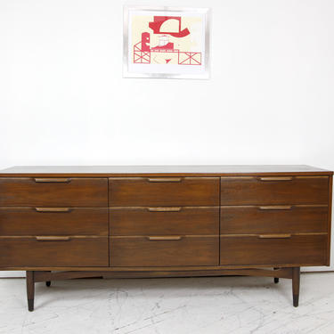 Vintage MCM 9 drawer dresser with waterfall handles by Bassett furniture | Free delivery inNYC and Hudson areas 