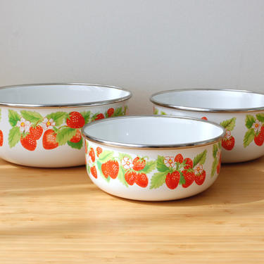 Vintage 1970s Enamelware Nesting Bowls Strawberry Floral Kobe Kitchen Made in Japan - Set/3 