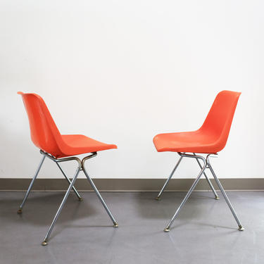 Pair Stacking Robin Day Chairs by John Stuart - Orange 