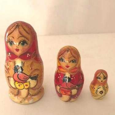 Lovely 3 PC Vintage Matryoshka Russian Nesting Dolls  Hand Painted Red Girl Figure 3&amp;quot; 