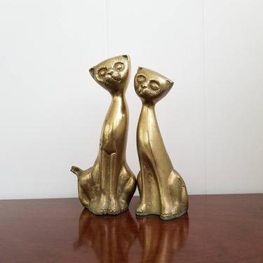 Vintage Brass Cat Figurine / Curvy Art Deco Cat Statuette / Midcentury Brass Shelf Decor / Brass Home Decor / Vintage Metal Objet D'Art 