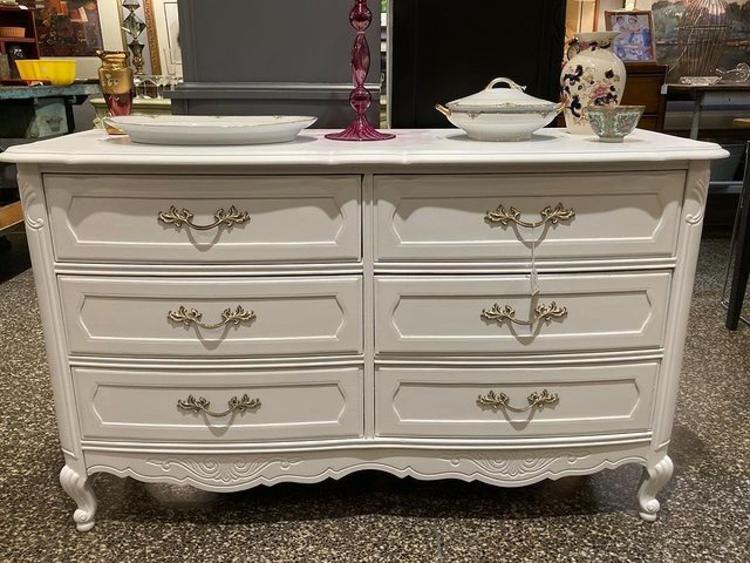 White French Provincial dresser. 50” x 18” x 31.5”. 6 drawers 