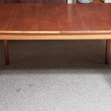 ITEM #U704 MID CENTURY MODERN DOUBLE BUTTERFLY LEAF DINING TABLE BY MCINTOSH C.1960