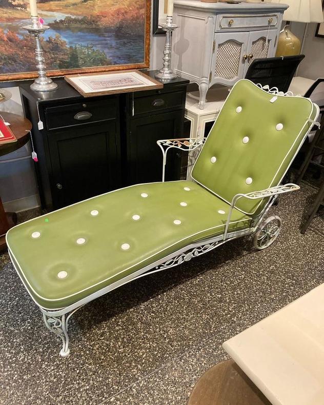 Vintage Russell Woodard metal chaise. 31” x 64” x 37” seat height 15”
