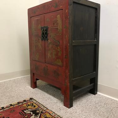18th Century Red Lacquer Cabinet with Gilded Medallions 