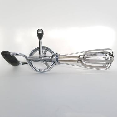 Vintage Egg Beater / Hand Held Beaters / Stainless Steel Manual Mixer with Black Handles / Retro Kitchen Decor / Vintage Farmhouse Decor 