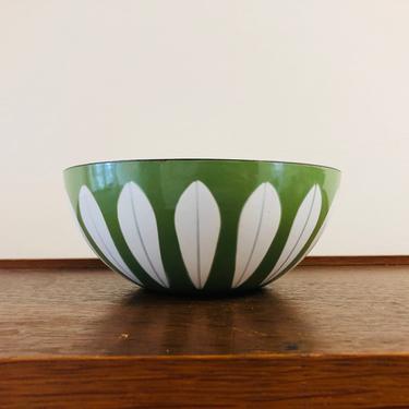 Vintage Cathrineholm 8 Inch Enamelware Lotus White & Olive Green Bowl, Midcentury Scandinavian Design Classic Grete Prytz Kittelsen 