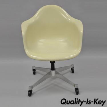 Vtg Herman Miller Eames Fiberglass Shell Pearl Beige Rolling Desk Office Chair