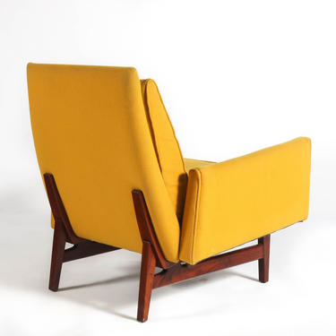 Jens Risom Model No. 2118 Lounge Chair in Original Yellow Upholstery on a Walnut Frame, USA 