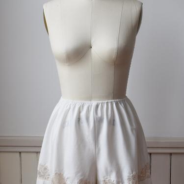 1970s/80s White Ruffled Tap Pants from Saks | Vintage Lingerie Lounge Shorts with Lace and Ruffle | S/M 