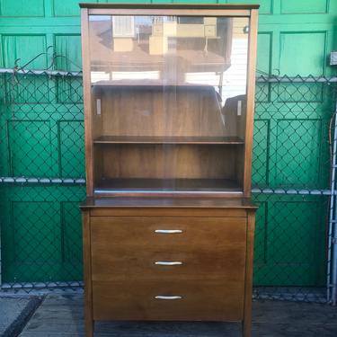 Mid century china cabinet Profile by Drexel 