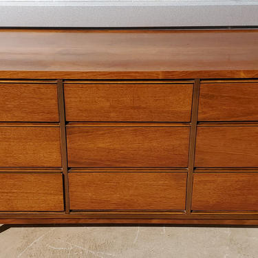9 Drawer Dresser Mid Century Modern Walnut Petite Size Dresser Lowboy Cabinet Walnut Style of Paul Mccobb Kent Coffey Minimalist 