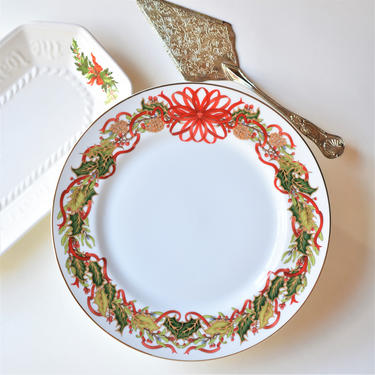 Christmas Cake Tier from Andrea by Sadek | 1994 Christmas Garland pattern Red Ribbon Holly Pinecones Spruce Fir Graphic Bright Transferware 