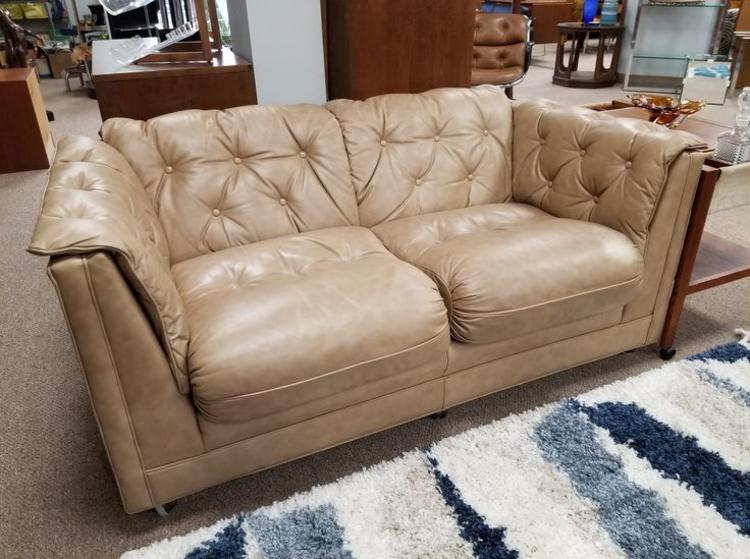                   Vintage leather sofa by Hancock &amp; Moore