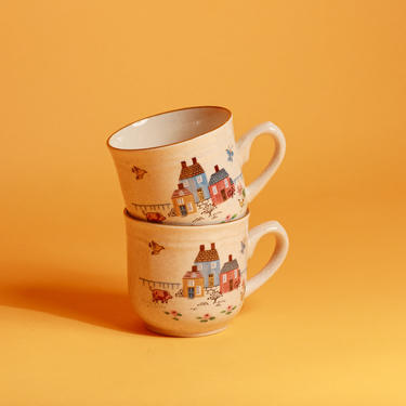 Set of 2 Vintage 70s Beige Farm House Novelty Print Round Ceramic Mugs 