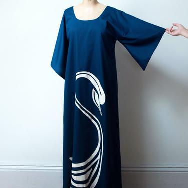 1970s Swan Print Dress / 70s Hawaiian Navy Blue Maxi Dress 