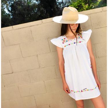 Flower Dress // vintage sun El Salvador hand embroidered floral 70s boho hippie cotton hippy white Mexican // XS X-Small 