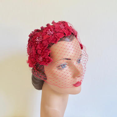 Vintage 1950&#39;s Red Silk Velvet Rose Floral Fascinator Hat with Veil Green Leaves Party 50&#39;s Millinery 