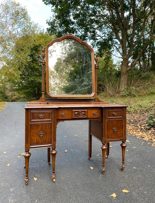 New Vintage Vanity With Swing Mirror, Pictures Of Antique Vanity Dressers