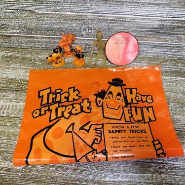 Vintage Halloween, Hong Kong Plastic Cake Toppers, Charlie Brown The Great Pumpkin Hallmark Lenticular Pinback Button, Trick or Treak Bag 