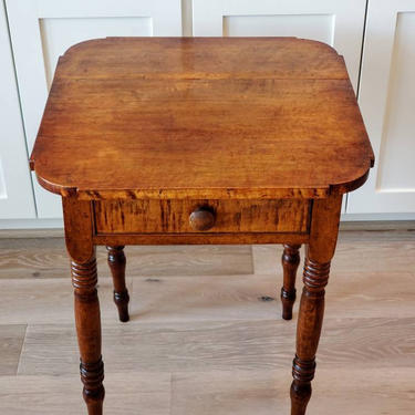 Early American Federal Period Tiger &amp; Birdseye Maple Single Drawer Sheraton Work Stand End Table, 19th Century 