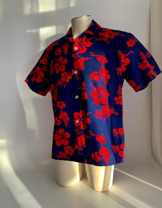 1960's Hawaiian Shirt - UI MAIKAI Label - All Cotton - Vivid Red Hibiscus on a Deep Blue Background - Patch Pocket - Men's Size Large 