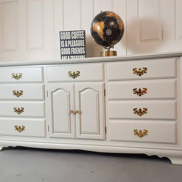 Stunning dresser / light gray dresser / 12 drawers by Unique