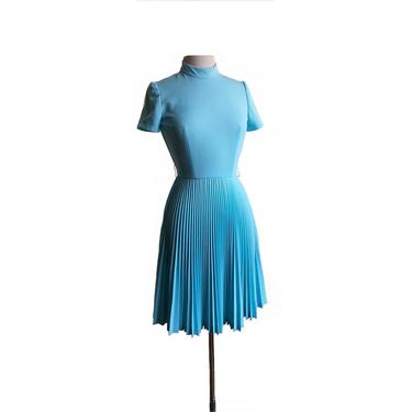 Vintage 70s powder blue accordion pleated dress/ short sleeves preppy sky blue dress 