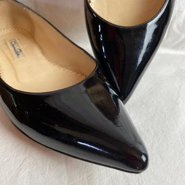 Pointy black patent leather flats~ gorgeous shoes~ Oscar De La Renta timeless slip ons~ size 38 EU made in Italy 