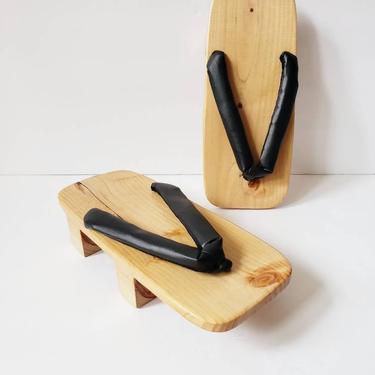 Vintage Geta Japanese Wood Thongs Sandals / Traditional Japan Platform Sandals in Wood and Black Leather / 9 