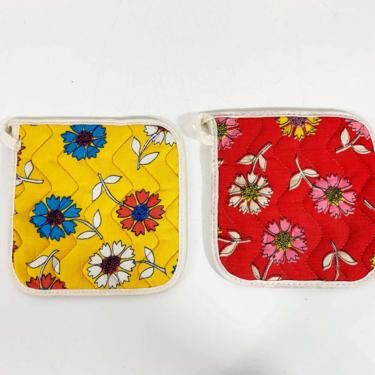Vintage Oven Mitt Pot Holder Red Flowers White Green Mid-Century Pair Set 1960s 1960s Retro Linens Advertising Giveaway Cottagecore Floral 