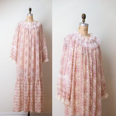 1970s Toile Print Nightgown Dress / 70s Frilly Victorian Style Lace Trim Nightgown 