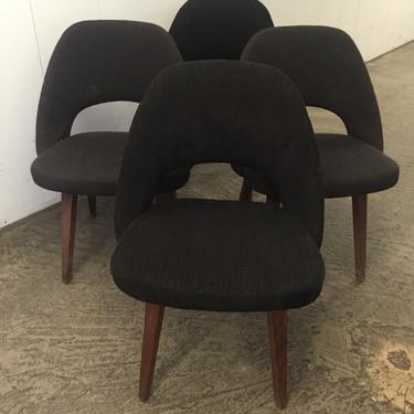 Saarinen Knoll-Set Four Executive Side Chairs Walnut Legs