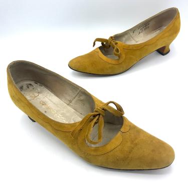 Vintage 1960s Mod Suede Shoes, 60s Mustard-Brown Pointed Toe Spool Heel Pumps w/Bow Tie, Size 8 1/2 A US 