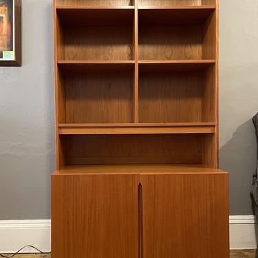 Vintage Danish Modern Teak Bookcase \/Cabinet